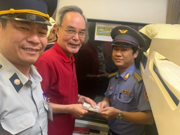 Hành khách vui mừng nhận lại tài sản đánh rơi trên tàu