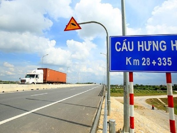 Khẩn trương sửa chữa hư hỏng mặt đường dẫn, tấm đan trên cầu Hưng Hà