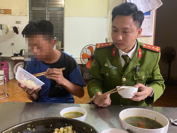 Công an giúp đỡ thiếu niên tìm lại gia đình sau nhiều ngày đi lạc