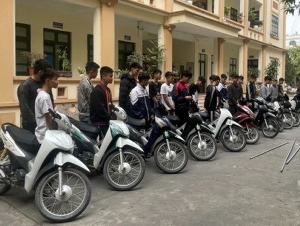 Mang hung khí đi giải quyết mâu thuẫn, 20 thanh thiếu niên bị khởi tố