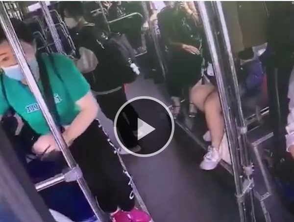 Tài xế, phụ xe buýt khống chế kẻ móc túi hành khách