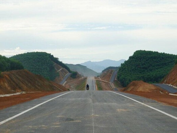 Bộ GTVT yêu cầu hoàn thành toàn bộ cao tốc Cam Lộ-La Sơn trước tháng 4