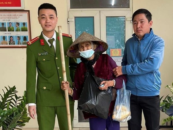 Công an giúp đỡ bà cụ đi lạc về với gia đình