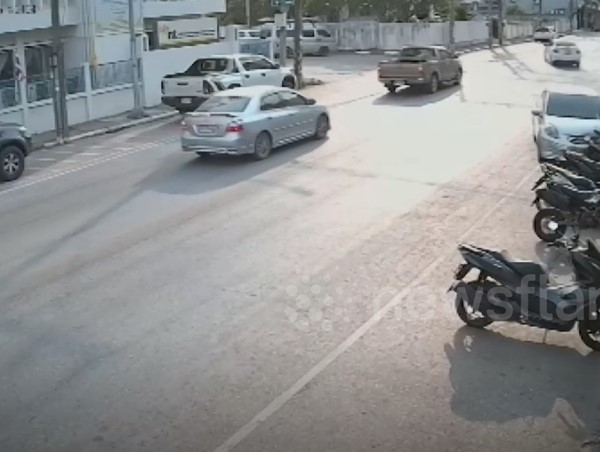 CLIP: Ô tô mất lái đâm vào loạt xe máy đang đỗ trên vỉa hè