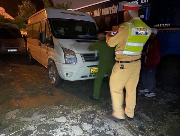  Phát hiện ô tô khách sử dụng tem kiểm định giả trên cao tốc Hà Nội - Thái Nguyên