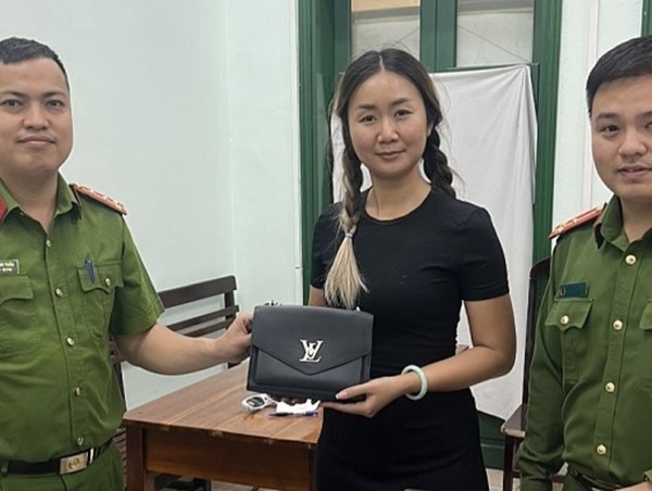 Nữ du khách vui mừng nhận lại túi xách hàng hiệu để quên trên ghế đá