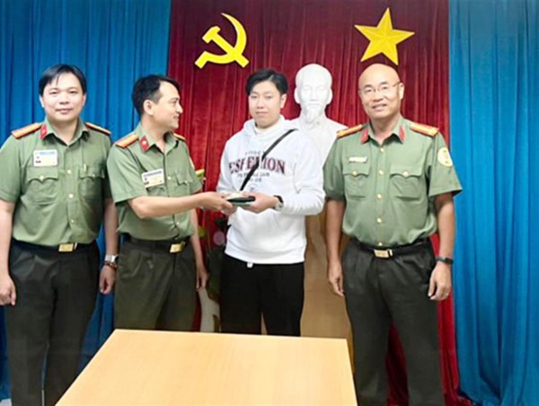Thiếu tá Công an trả ví cho hành khách để quên ở sân bay