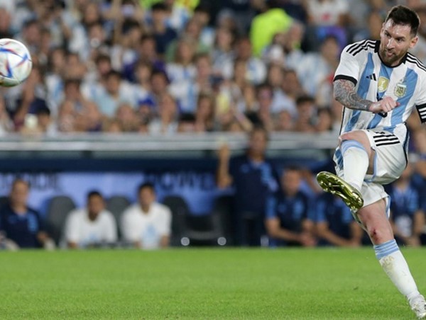 Messi ghi bàn thắng thứ 800 trong sự nghiệp