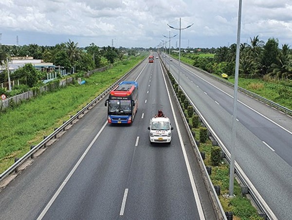 Đường cao tốc phải có tối thiểu 4 làn theo đúng tiêu chuẩn