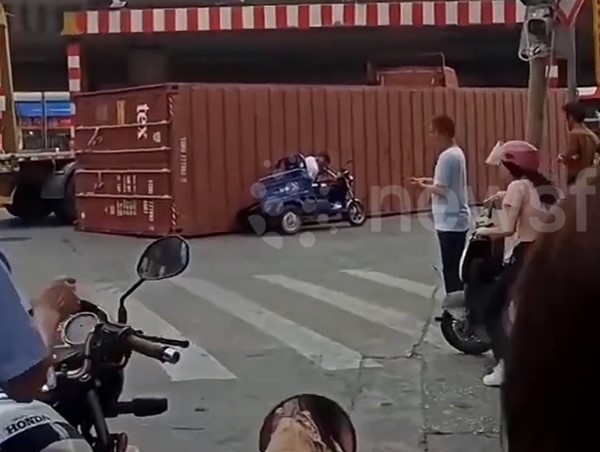 CLIP: Thùng container rơi khỏi xe tải, suýt trúng người đi đường
