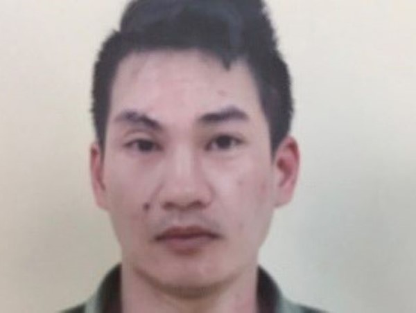 Biểu hiện nghi vấn của nam thanh niên điều khiển xe máy