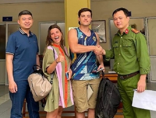 Du khách nước ngoài vui mừng nhận lại tài sản thất lạc