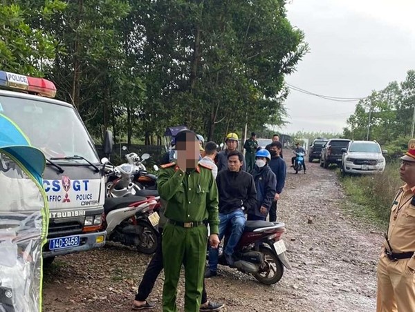 Quảng Ninh: Hai vợ chồng tử vong bất thường trên ô tô bán tải