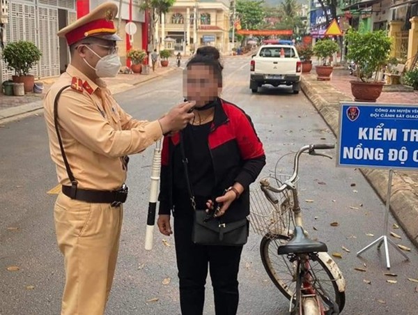 Người phụ nữ đi xe đạp bị phạt vì vi phạm nồng độ cồn