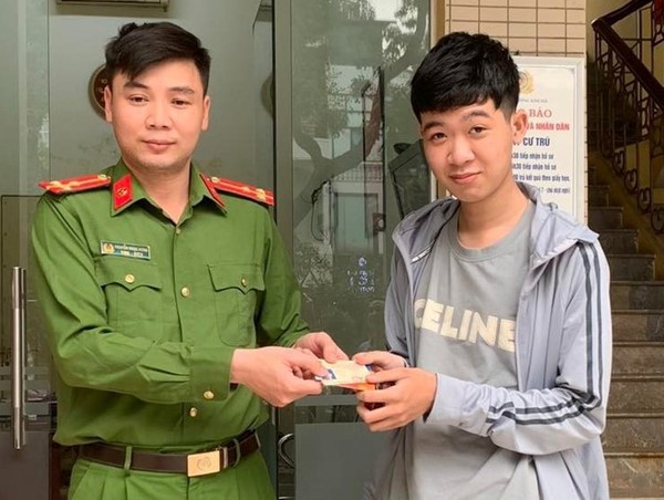 Công an phường trao trả tài sản cho người đánh rơi