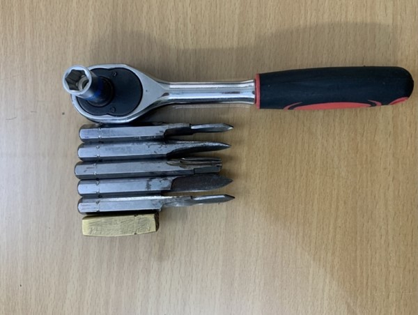 Gã thanh niên rủ đồng bọn đi "nhảy" xe sang