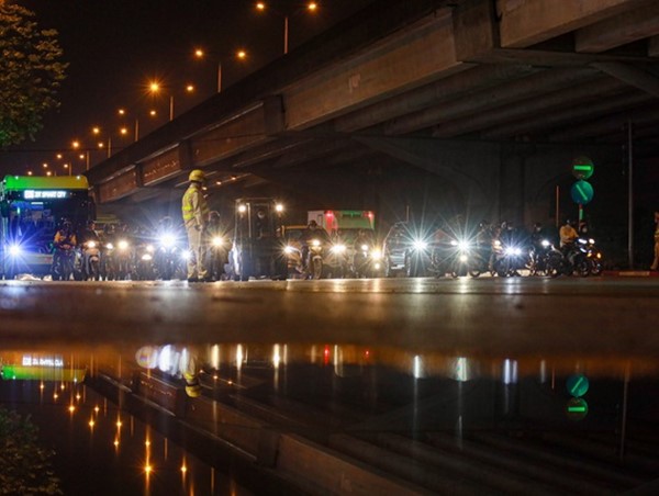 Tài xế chở xe quá tải, cố thủ hơn 1 giờ đồng hồ trên xe để "câu giờ"