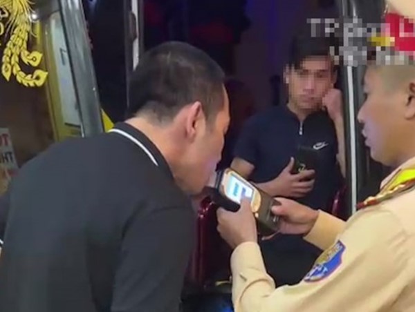 Tài xế dương tính ma túy, khai uống rượu ngâm quả thuốc phiện