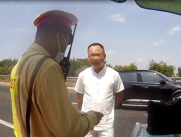 Mua giấy phép lái xe, thẻ nhà báo giả trên mạng với giá 20 triệu đồng và cái kết...