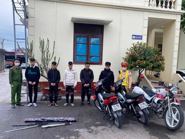 Kịp thời ngăn chặn 2 nhóm "trẻ trâu" mang kiếm, gậy bóng chày đi giải quyết mâu thuẫn