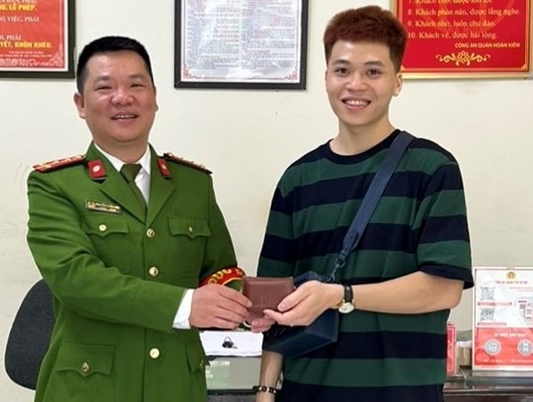 Công an phường Hàng Trống giúp trao trả tài sản cho người đánh rơi