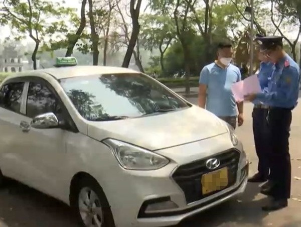 Phạt hơn 12 triệu đồng tài xế taxi “chặt chém” khách du lịch