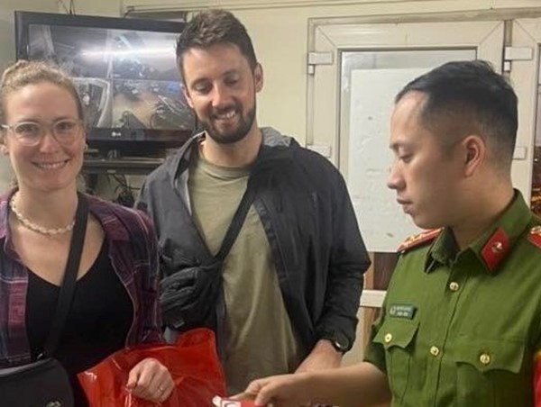 Du khách nước ngoài vui mừng nhận lại tài sản bị đánh rơi 