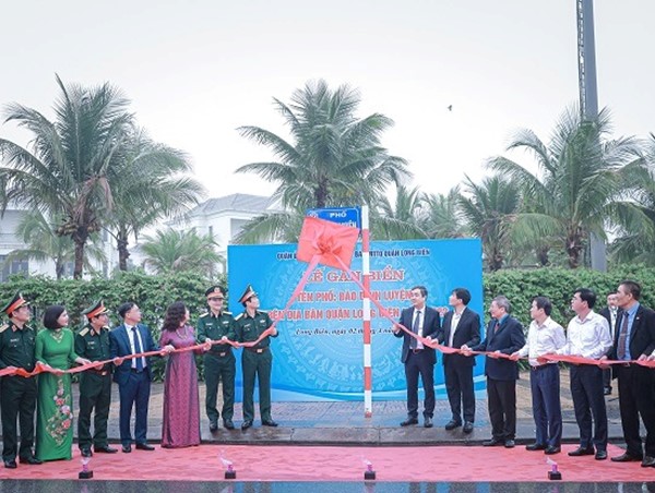 Long Biên gắn biển đặt tên 5 tuyến phố mới 