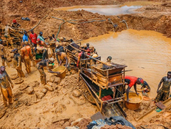 Ngập lụt một mỏ vàng, 14 người được cho là đã thiệt mạng