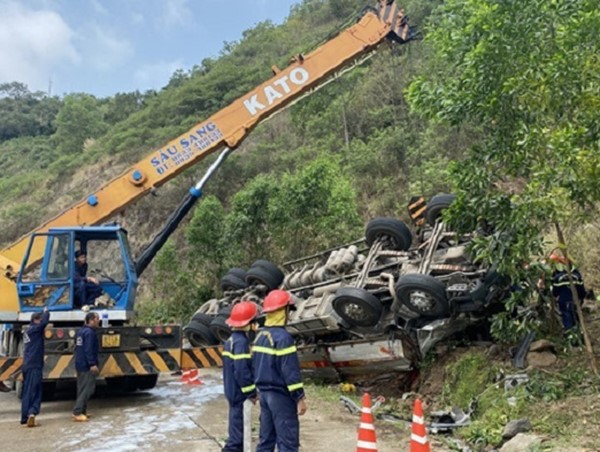 Danh tính những người bị nạn trên xe tải chở dưa lật vào vách núi ở Phú Yên