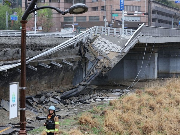 Hàn Quốc: Sập lan can cầu, 2 khách bộ hành thương vong
