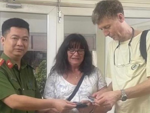 Vợ chồng du khách nước ngoài vui mừng nhận lại tài sản bị đánh rơi 