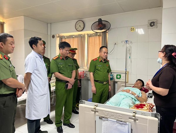 Lãnh đạo Công an TP Hà Nội thăm, động viên chiến sỹ bị đâm ở Hoàn Kiếm