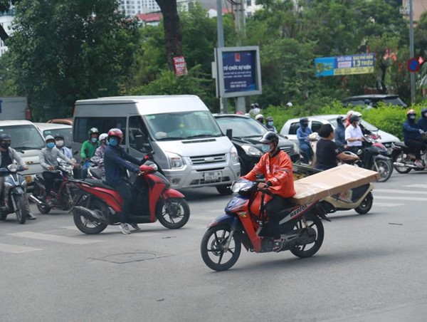 Xe ôm công nghệ vượt đèn đỏ, đi ngược chiều sẽ bị khoá tài khoản vĩnh viễn