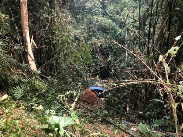 2 ô tô lao xuống vực sâu sau va chạm, một tài xế kịp nhảy khỏi xe thoát thân