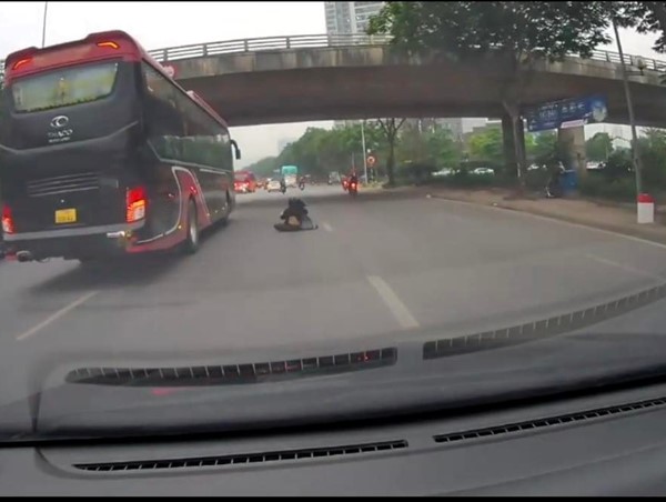 CLIP: Cô gái đi xe máy thoát chết "thần kì" trước đầu xe khách