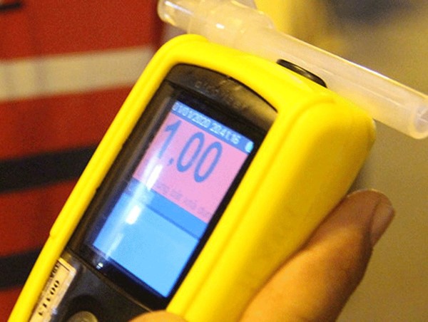 Người dân có được sử dụng máy đo nồng độ cồn không rõ nguồn gốc để đối chứng kết quả với máy đo nồng độ cồn của lực lượng chức năng không?