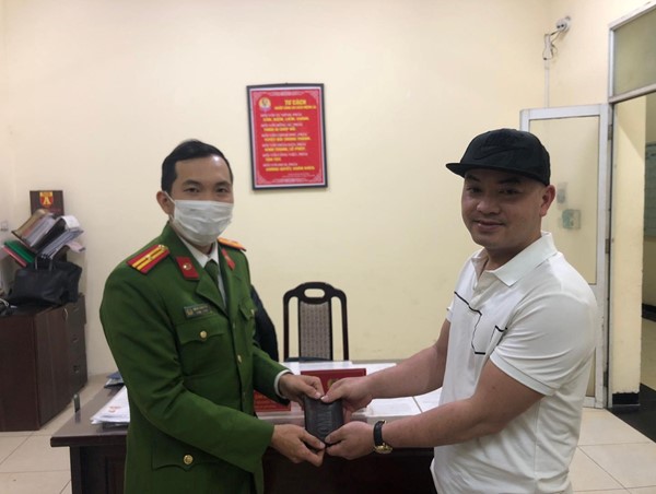 Công an phường trao trả tài sản cho người đánh rơi