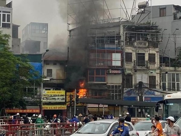 Kịp thời dập tắt đám cháy cửa hàng quần áo trên phố Lê Duẩn