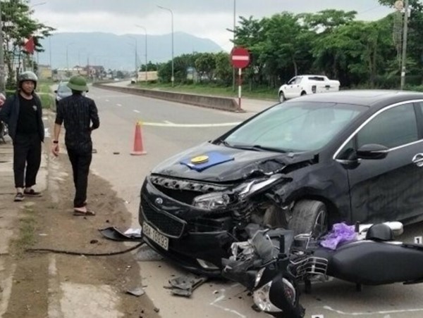 Tai nạn giao thông mới nhất hôm nay (13/4/2023): Xe máy đi ngược chiều va chạm ô tô sang đường, nam sinh tử vong