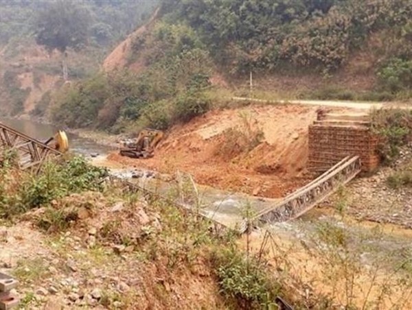 Lai Châu: Sập cầu tạm bắc qua suối Nậm Củm, 3 người thương vong
