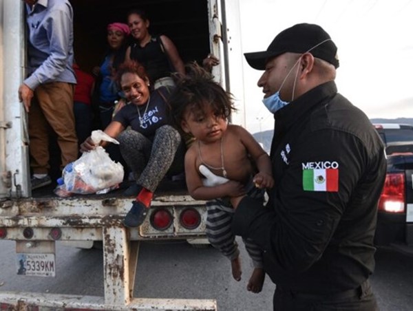 Giải cứu hơn 200 người di cư trong thùng xe tải