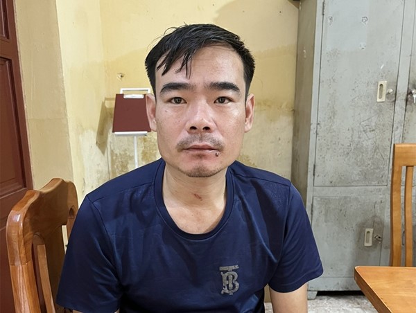 Chồng xô xát với vợ, đánh cả công an đến can ngăn