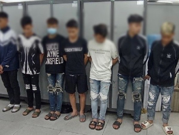 Nhóm thanh niên mang vỏ chai bia từ Bắc Giang xuống Hà Nội tấn công người đi đường