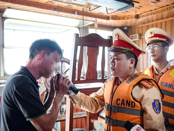 Phát hiện một thuyền trưởng tàu 700 tấn trên sông Lô vi phạm nồng độ cồn