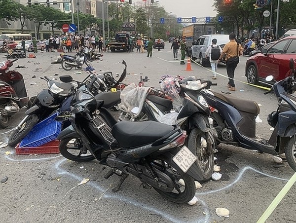 Khởi tố, bắt tạm giam tài xế ô tô tông hàng loạt xe máy ở Hà Nội