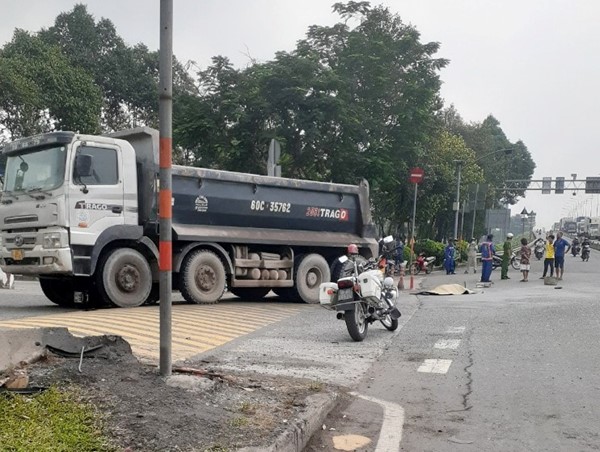 Tai nạn giao thông mới nhất hôm nay (15/4/2023): Va chạm xe ben, người phụ nữ đi xe máy tử vong