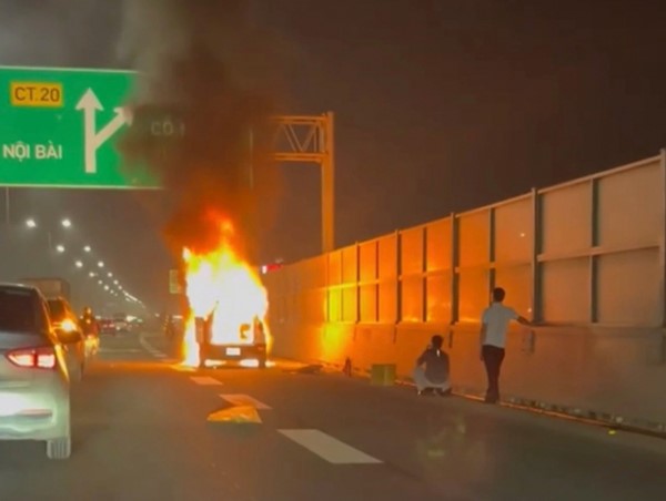 Tai nạn giao thông mới nhất hôm nay (16/4/2023): Xe khách lao qua bên kia đường rồi lật ngang, nhiều hành khách bị thương