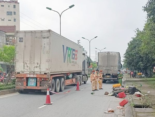 Tai nạn giao thông mới nhất hôm nay (17/4/2023): Xe máy va chạm xe tải, 2 phụ nữ thương vong