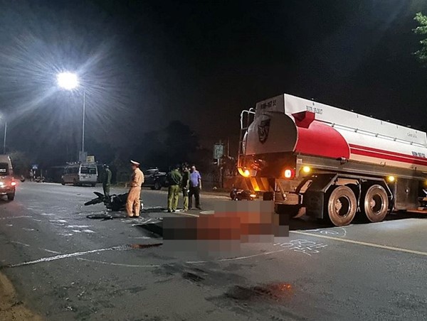 Tai nạn giao thông mới nhất hôm nay (18/4/2023): Xe máy tông vào đuôi xe bồn, 2 người tử vong